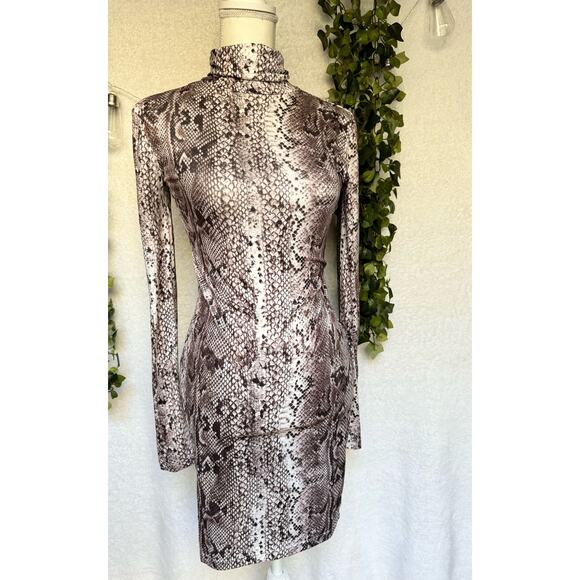 Boohoo Dresses & Skirts - NWT Boohoo Snake Print High Neck Long Sleeve Bodycon Mini Dress Women's 4 Small
